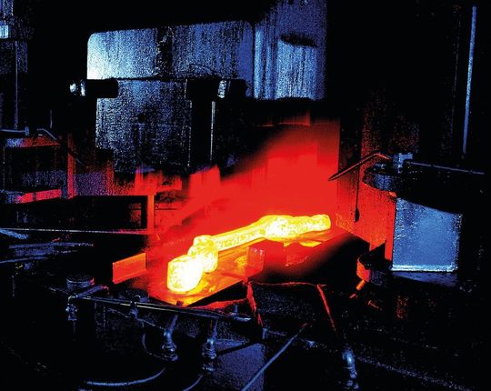 Mit dem Spezialstahl Bainidur 1300 lassen sich hochfeste und duktile Komponenten für den Automobilleichtbau prozesssicher, verzugsfrei und im Ergebnis mit geringer Bearbeitungszugabe schmieden. Mit dem Spezialstahl Bainidur 1300 lassen sich hochfeste und duktile Komponenten für den Automobilleichtbau prozesssicher, verzugsfrei und im Ergebnis mit geringer Bearbeitungszugabe schmieden.