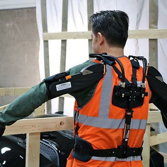 In seinem Projekt „Exoskelett“ setzt BLG auf tragbare Brust- und Rückenstützen. In seinem Projekt „Exoskelett“ setzt BLG auf tragbare Brust- und Rückenstützen.