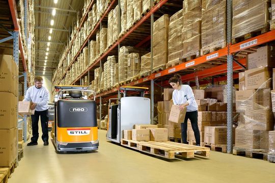 Der autonom agie„iGo neo CX 20“ von Still folgt dem Bediener auf Schritt und Tritt. Der autonom agie„iGo neo CX 20“ von Still folgt dem Bediener auf Schritt und Tritt.