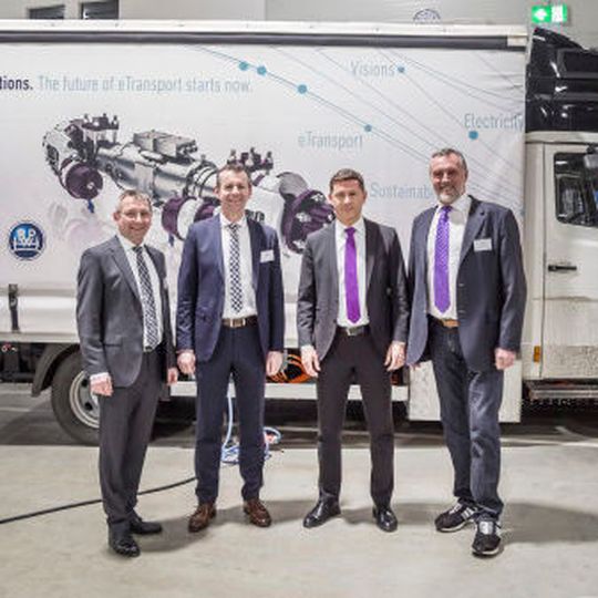 BPW und Paul Nutzfahrzeuge kooperieren für den E-Umbau von Mercedes-Benz Varios (v.l.): Walter Pötzinger, Bernhard Wasner (beide Geschäftsführer Paul Nutzfahrzeuge GmbH), Markus Schell (persönlich haftender geschäftsführender Gesellschafter BPW Bergische Achsen KG) und Josef Paul (Inhaber und Aufsichtsratsvorsitzender Paul Nutzfahrzeuge GmbH). BPW und Paul Nutzfahrzeuge kooperieren für den E-Umbau von Mercedes-Benz Varios (v.l.): Walter Pötzinger, Bernhard Wasner (beide Geschäftsführer Paul Nutzfahrzeuge GmbH), Markus Schell (persönlich haftender geschäftsführender Gesellschafter BPW Bergische Achsen KG) und Josef Paul (Inhaber und Aufsichtsratsvorsitzender Paul Nutzfahrzeuge GmbH).