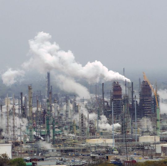 Exxon Mobil will seine geplanten Investitionen im Perm-Becken von 20 auf 50 Milliarden Dollar erhöhen. Das Bild zeigt die Ölraffinerie in Baton Rouge, Louisiana. Exxon Mobil will seine geplanten Investitionen im Perm-Becken von 20 auf 50 Milliarden Dollar erhöhen. Das Bild zeigt die Ölraffinerie in Baton Rouge, Louisiana.