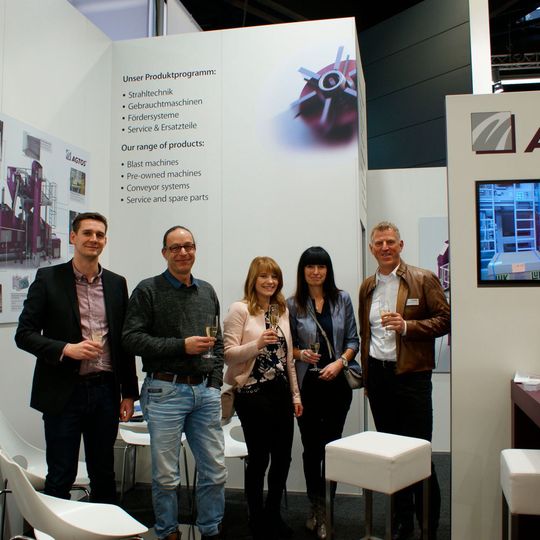 Raffael Schaarschmidt (Leiter Mechanische Bearbeitung) und Arndt Viertel (Fertigungsleiter) sowie Andrea Totzauer (Einkauf/Buchhaltung Finanzen) und Nicole Werner (Kaufmännische Leiterin) von Handtmann stoßen auf den Auftrag mit Thomas Herhold aus dem Agtos-Maschinenverkauf an. Raffael Schaarschmidt (Leiter Mechanische Bearbeitung) und Arndt Viertel (Fertigungsleiter) sowie Andrea Totzauer (Einkauf/Buchhaltung Finanzen) und Nicole Werner (Kaufmännische Leiterin) von Handtmann stoßen auf den Auftrag mit Thomas Herhold aus dem Agtos-Maschinenverkauf an.