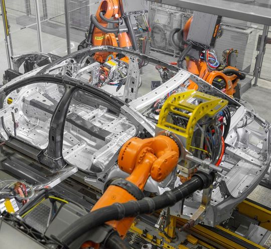 Bei BMW in Dingolfing gelingt der Karosseriebau mit CFK, höchstfestem Stahl und Aluminium durch den Einsatz diverser Klebeverfahren sowie Nieten oder gewindeformende Schrauben in Kombination mit Kollege Roboter. Hier sieht man die Montage diverser Komponenten an einem 7er-Karosseriegerippe im CFK-Stahl-Aluminium-Mix. Bei BMW in Dingolfing gelingt der Karosseriebau mit CFK, höchstfestem Stahl und Aluminium durch den Einsatz diverser Klebeverfahren sowie Nieten oder gewindeformende Schrauben in Kombination mit Kollege Roboter. Hier sieht man die Montage diverser Komponenten an einem 7er-Karosseriegerippe im CFK-Stahl-Aluminium-Mix.