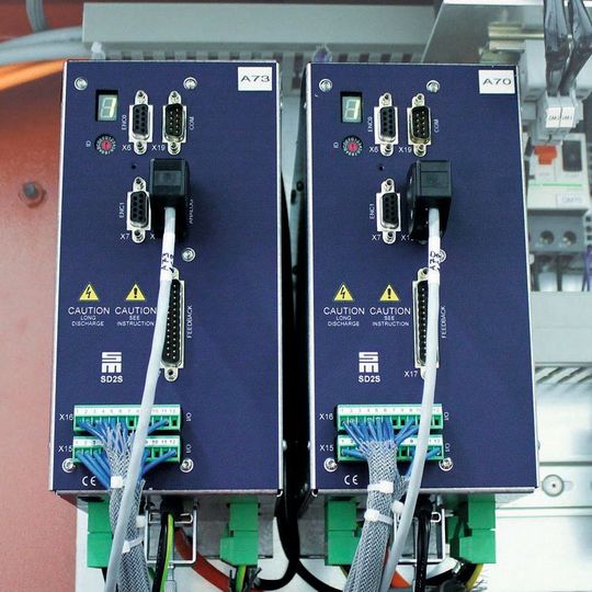 Der Frequenzumrichter SD2S von Sieb & Meyer ermöglicht den Antrieb von synchronen und asynchronen Motoren bis zu einer Drehzahl von 480.000 min–1. Der Frequenzumrichter SD2S von Sieb & Meyer ermöglicht den Antrieb von synchronen und asynchronen Motoren bis zu einer Drehzahl von 480.000 min–1.