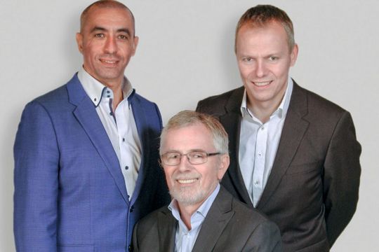 Alte und neue Geschäftsführer der TSC-Gruppe. Von links nach rechts: Amine Soubai (TSC Auto ID Technology), Ladislav Sloup (ehem. Geschäftsführer Taiwan Semiconductor Europe) und Ralf Welter (amtierender Geschäftsführer Taiwan Semiconductor Europe). Alte und neue Geschäftsführer der TSC-Gruppe. Von links nach rechts: Amine Soubai (TSC Auto ID Technology), Ladislav Sloup (ehem. Geschäftsführer Taiwan Semiconductor Europe) und Ralf Welter (amtierender Geschäftsführer Taiwan Semiconductor Europe).