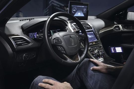 Lebenswelt Connected Car: Das Vernetzte Fahrzeug ist schon mindestens seit Mitte der 90er Jahre ein Thema für die Automobilindustrie. Moderne Technologie und Software machen diese Idee nun realisierbar. Lebenswelt Connected Car: Das Vernetzte Fahrzeug ist schon mindestens seit Mitte der 90er Jahre ein Thema für die Automobilindustrie. Moderne Technologie und Software machen diese Idee nun realisierbar.