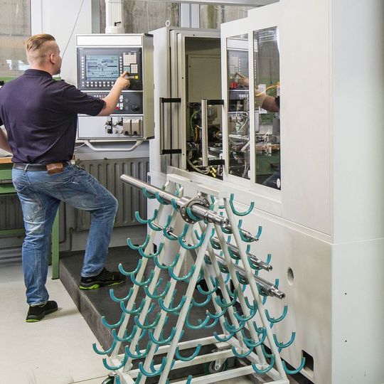 Die Mikrofinish-Maschine von Thielenhaus in der Produktion von Steinmeyer. Die Bedienoberfläche wurde mit dem Siemens-Tool, HMI Pro, ganz besonders übersichtlich gestaltet. Die Mikrofinish-Maschine von Thielenhaus in der Produktion von Steinmeyer. Die Bedienoberfläche wurde mit dem Siemens-Tool, HMI Pro, ganz besonders übersichtlich gestaltet.