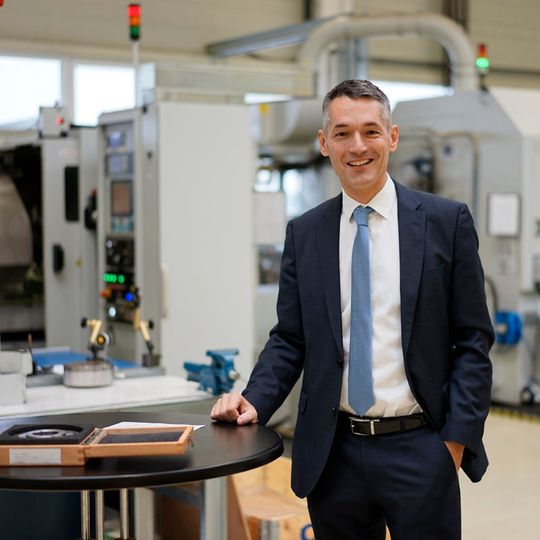 Thomas Witzler, Geschäftsführer der NKE Austria GmbH: „Wir sehen sehr positiv in die Zukunft. 2017 war ein ausgezeichnetes Jahr für NKE. Mit einem Umsatzwachstum von 20 % wuchsen wir um 13 Prozentpunkte stärker als der globale Wälzlagermarkt.“ Thomas Witzler, Geschäftsführer der NKE Austria GmbH: „Wir sehen sehr positiv in die Zukunft. 2017 war ein ausgezeichnetes Jahr für NKE. Mit einem Umsatzwachstum von 20 % wuchsen wir um 13 Prozentpunkte stärker als der globale Wälzlagermarkt.“