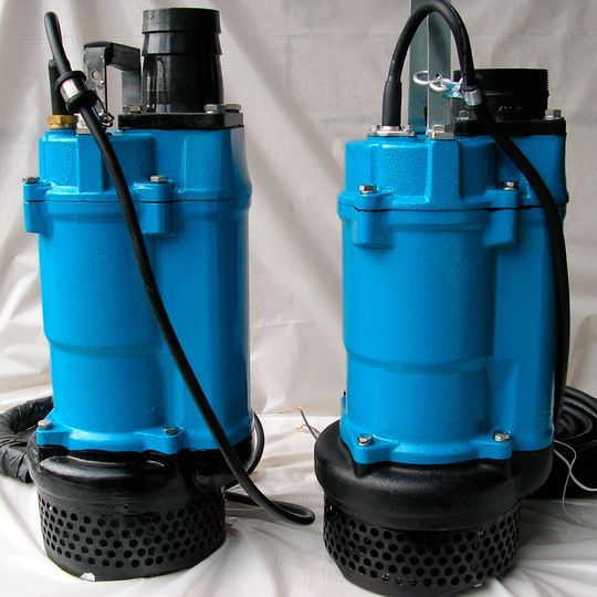 Vorsicht beim Kauf: Pumpen wie diese von Tsurumi (rechts das Original, links eine Fälschung) werden dreist kopiert und mit teils erheblichen Sicherheitsmängeln auch in Deutschland verkauft. Vorsicht beim Kauf: Pumpen wie diese von Tsurumi (rechts das Original, links eine Fälschung) werden dreist kopiert und mit teils erheblichen Sicherheitsmängeln auch in Deutschland verkauft.