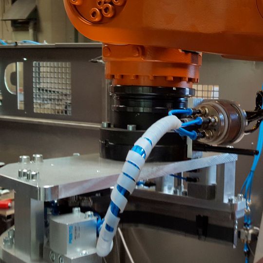 Bei SHL schätzt man besonders, dass mit der Multiline E von Eisele eine einzige kompakte Kupplung für elektrische Signale und Pneumatik gemeinsam zur Verfügung steht Bei SHL schätzt man besonders, dass mit der Multiline E von Eisele eine einzige kompakte Kupplung für elektrische Signale und Pneumatik gemeinsam zur Verfügung steht