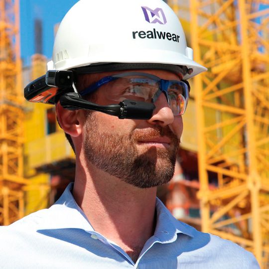 Per Sprachsteuerung bedienbar: Das Head Mounted Tablet von Realwear sorgt dafür, dass Servicetechniker stets die Hände für Wartungsmaßnahmen frei haben. So können sie beispielsweise von Spezialisten via Video-Call bei ihrer Arbeit angeleitet werden. Per Sprachsteuerung bedienbar: Das Head Mounted Tablet von Realwear sorgt dafür, dass Servicetechniker stets die Hände für Wartungsmaßnahmen frei haben. So können sie beispielsweise von Spezialisten via Video-Call bei ihrer Arbeit angeleitet werden.