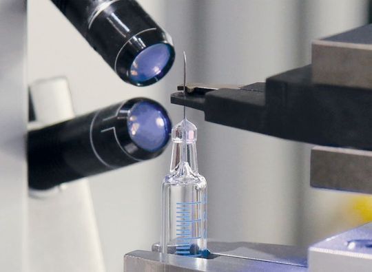 Seine Prozesskompetenz hat Teamtechnik auf der Pharmapack in Paris am Beispiel von LED-Curing auf Glas gezeigt. Seine Prozesskompetenz hat Teamtechnik auf der Pharmapack in Paris am Beispiel von LED-Curing auf Glas gezeigt.