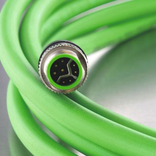 Die metallische Y-Kodierung des Hybridsteckverbindres trennt die Kontakte für die Leistungsübertragung von den Signalkontakten. Die metallische Y-Kodierung des Hybridsteckverbindres trennt die Kontakte für die Leistungsübertragung von den Signalkontakten.