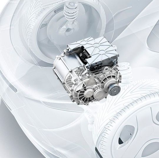 Bosch hat aus drei Antriebsteilen eins gemacht. Motor, Leistungselektronik und Getriebe sind kompakt kombiniert und treiben unmittelbar die Achse des Autos an. Das macht den Antrieb nicht nur deutlich effizienter, sondern auch günstiger. Bosch hat aus drei Antriebsteilen eins gemacht. Motor, Leistungselektronik und Getriebe sind kompakt kombiniert und treiben unmittelbar die Achse des Autos an. Das macht den Antrieb nicht nur deutlich effizienter, sondern auch günstiger.
