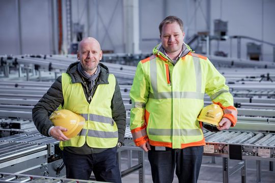 Harting: Achim Meyer (links), Geschäftsführer Harting Logistics, und Sven Düker, Projektmanager Bau im Bereich Facility Management bei Harting, erläuterten die Baufortschritte an der Marie-Harting-Straße 1 in Espelkamp. Harting: Achim Meyer (links), Geschäftsführer Harting Logistics, und Sven Düker, Projektmanager Bau im Bereich Facility Management bei Harting, erläuterten die Baufortschritte an der Marie-Harting-Straße 1 in Espelkamp.