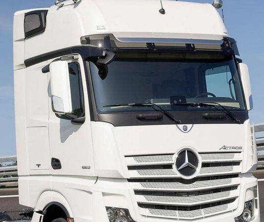 Wenn es nach den Mitstreitern des Projekts „Hylightcab“ geht, dann sitzen Lkw-Fahrer bald in gezielt auf Leichtbau getrimmten Mulimaterial-Kabinen. Daraus ergeben sich die Vorteile von durch Treibstoffeinsparungen reduziertem CO2-Ausstoß. Und aufgrund des geringeren Leergewichts könne die Zuladung steigen, wodurch sich die sonst übliche Zahl der Fahrten für die gleiche Nutzlast verringere. Wenn es nach den Mitstreitern des Projekts „Hylightcab“ geht, dann sitzen Lkw-Fahrer bald in gezielt auf Leichtbau getrimmten Mulimaterial-Kabinen. Daraus ergeben sich die Vorteile von durch Treibstoffeinsparungen reduziertem CO2-Ausstoß. Und aufgrund des geringeren Leergewichts könne die Zuladung steigen, wodurch sich die sonst übliche Zahl der Fahrten für die gleiche Nutzlast verringere.