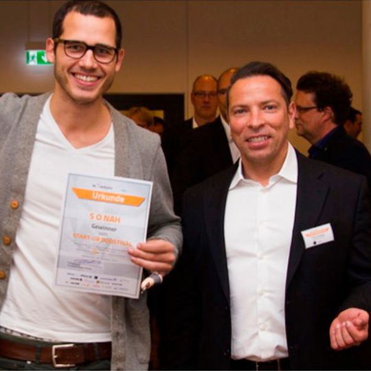 Frank Reinecke (rechts), Geschäftsführer von inQventures, zusammen mit dem Sieger des Start-up Boostivals 2017, Victor ter Smitten, CEO von Sonah. Frank Reinecke (rechts), Geschäftsführer von inQventures, zusammen mit dem Sieger des Start-up Boostivals 2017, Victor ter Smitten, CEO von Sonah.