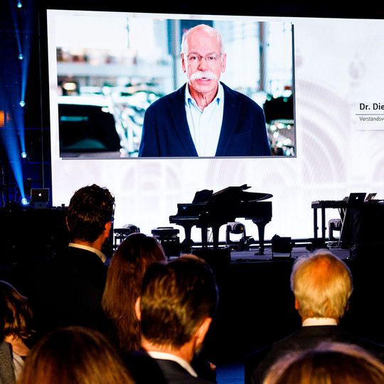 Daimler-Chef Dieter Zetsche gratulierte der Lueg AG per Video-Botschaft zum 150-jährigen Bestehen.