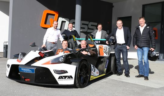 Qness wird Teil der Verder-Gruppe. Vorne: Dr. Jürgen Pankratz, CEO Verder Scientific (li.), Andries Verder, Eigentümer Verder Gruppe (re.). Hinten von links nach rechts: Die Gesellschafter der Qness GmbH, G. Felbinger, M. Steiner, H. Hiegelsberger, R. Gruber, R. Höll Qness wird Teil der Verder-Gruppe. Vorne: Dr. Jürgen Pankratz, CEO Verder Scientific (li.), Andries Verder, Eigentümer Verder Gruppe (re.). Hinten von links nach rechts: Die Gesellschafter der Qness GmbH, G. Felbinger, M. Steiner, H. Hiegelsberger, R. Gruber, R. Höll