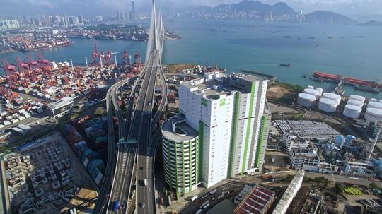 Mehr als 200.000 m² auf 24 Etagen – das höchste Logistikgebäude der Welt steht im Hafenviertel von Hongkong.
