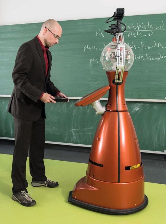 Peter Poschmann mit dem Museumsroboter Tesaro.