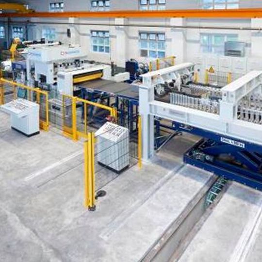 Martinrea Honsel benötigte eine neue Querteilanlage mit einer Bandbreite von 300 bis 1.250 mm, sowie eine Fertiglänge von 300 bis 3.500 mm. Die erforderliche Banddicke bewegte sich zwischen 0,3 bis 2,2 mm bei einer Abstapelhöhe von maximal 750 mm. Zusätzlich sollte die Querteilanlage eine Toleranz nach DIN EN 485 für Bänder, Bleche und Platten aus Aluminium und Aluminiumlegierungen aufweisen. Martinrea Honsel benötigte eine neue Querteilanlage mit einer Bandbreite von 300 bis 1.250 mm, sowie eine Fertiglänge von 300 bis 3.500 mm. Die erforderliche Banddicke bewegte sich zwischen 0,3 bis 2,2 mm bei einer Abstapelhöhe von maximal 750 mm. Zusätzlich sollte die Querteilanlage eine Toleranz nach DIN EN 485 für Bänder, Bleche und Platten aus Aluminium und Aluminiumlegierungen aufweisen.