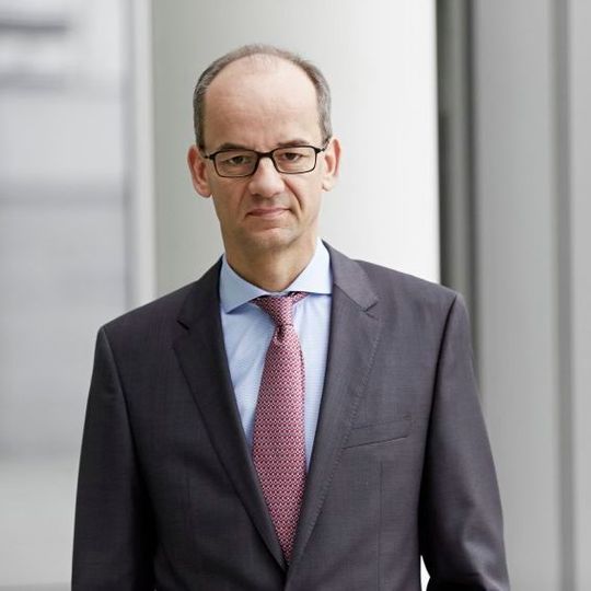 Frank Bechtloff verlässt auf eigenen Wunsch den ZVEI. Nach drei Jahren im ZVEI kehrt er zurück in die Industrie und wird die Geschäftsführung einer mittelständischen Unternehmensgruppe im Bereich nicht-elektrischer Medizinprodukte übernehmen. Frank Bechtloff verlässt auf eigenen Wunsch den ZVEI. Nach drei Jahren im ZVEI kehrt er zurück in die Industrie und wird die Geschäftsführung einer mittelständischen Unternehmensgruppe im Bereich nicht-elektrischer Medizinprodukte übernehmen.