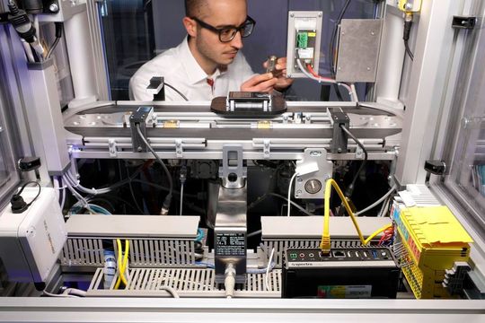 Die Smart-Factory-KL-Industrie 4.0-Anlage macht es vor: Das Edge Device (unten rechts) liest die verschiedenen Zustandsdaten, die der Sensor (Mitte) erfasst, aus der Waage aus, und fasst sie zu einer Zustandsmeldung via OPC UA an die Cloud zusammen. Die Smart-Factory-KL-Industrie 4.0-Anlage macht es vor: Das Edge Device (unten rechts) liest die verschiedenen Zustandsdaten, die der Sensor (Mitte) erfasst, aus der Waage aus, und fasst sie zu einer Zustandsmeldung via OPC UA an die Cloud zusammen.