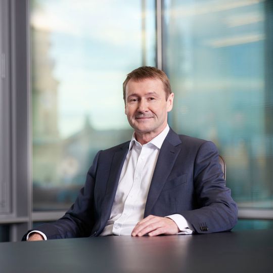 Die Gründung von MindSphere World ist ein weiterer wichtiger Schritt, um die weltweite Verbreitung des Ökosystems rund um MindSphere als offene IoT-Plattform zu fördern.“, sagte Klaus Helmrich, Mitglied des Vorstands der Siemens AG. Die Gründung von MindSphere World ist ein weiterer wichtiger Schritt, um die weltweite Verbreitung des Ökosystems rund um MindSphere als offene IoT-Plattform zu fördern.“, sagte Klaus Helmrich, Mitglied des Vorstands der Siemens AG.