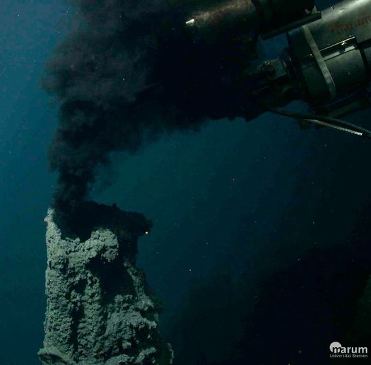 Der Unterwasserroboter ROV Quest nimmt Wasserproben an einem so genannten „Schwarzen Raucher“ am Meeresboden. Der Unterwasserroboter ROV Quest nimmt Wasserproben an einem so genannten „Schwarzen Raucher“ am Meeresboden.