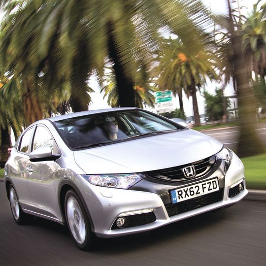 Der Honda Civic fällt durch seine keilförmige Front auf. Der Honda Civic fällt durch seine keilförmige Front auf.