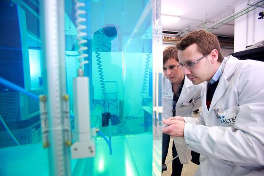 In einem der modernstes Gammastrahlen-Labors: Elektrische, elektronische und elektromechanische (EEE) Komponenten für die Raumfahrt werden im Rad Lab von Alter Technology in Sevilla getestet.