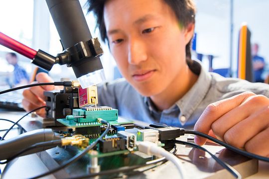 Unter anderem werden Chips im IT-Hardware-Labor von TÜV-IT auch physikalischen Angriffen ausgesetzt.