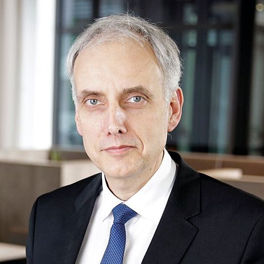 Hella hat den Vertrag mit Geschäftsführer Dr. Rolf Breidenbach um weitere fünf Jahre bis zum Jahr 2024 verlängert. Hella hat den Vertrag mit Geschäftsführer Dr. Rolf Breidenbach um weitere fünf Jahre bis zum Jahr 2024 verlängert.