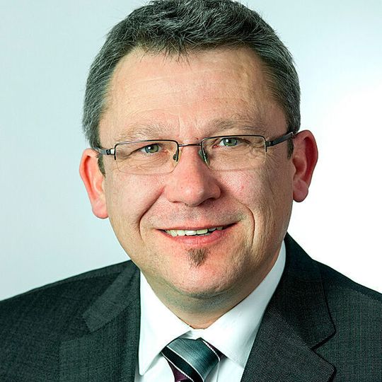 Martin Kibben von Thyssenkrupp erklärt auf dem Leichtbau-Gipfel 2018 die Funktionsweise des selbstentwickelten Smartform-Verfahrens für hochfeste Stahlsorten. Martin Kibben von Thyssenkrupp erklärt auf dem Leichtbau-Gipfel 2018 die Funktionsweise des selbstentwickelten Smartform-Verfahrens für hochfeste Stahlsorten.
