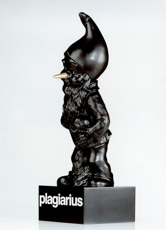 Die zweifelhafte Trophäe: Ein schwarzer Zwerg mit goldener Nase – als Symbol für die immensen Profite, die die Produktpiraten erwirtschaften.