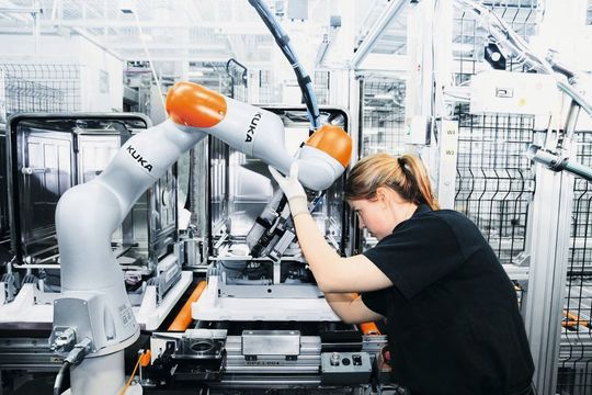 Die Roboterdichte nimmt laut IFR weltweit zu. Sie gilt als Indikator für den Automatisierungsgrad in der Fertigungindustrie. Hier zu sehen ein Beispiel von Kuka Industries. Die Roboterdichte nimmt laut IFR weltweit zu. Sie gilt als Indikator für den Automatisierungsgrad in der Fertigungindustrie. Hier zu sehen ein Beispiel von Kuka Industries.