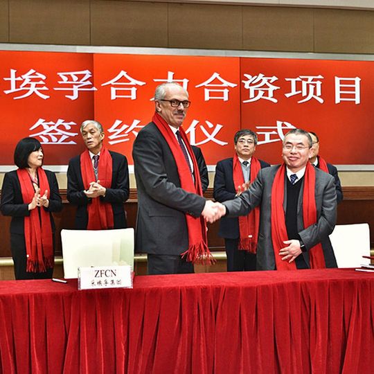 Wilhelm Rehm, Mitglied des Vorstandes von ZF Friedrichshafen (vorne links) und YangAn Guo, Vice Chairman of the Board Anhui Heli (vorne rechts) bei der Vertragsunterzeichnung des Joint-Ventures. Wilhelm Rehm, Mitglied des Vorstandes von ZF Friedrichshafen (vorne links) und YangAn Guo, Vice Chairman of the Board Anhui Heli (vorne rechts) bei der Vertragsunterzeichnung des Joint-Ventures.