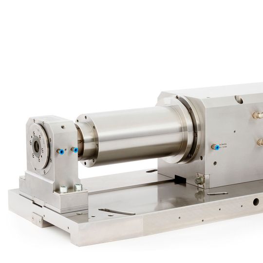Bei der Spindel der Serie 910 handelt es sich um ein leistungsfähiges Spindelsystem mit integriertem, flüssigkeitsgekühltem Torquemotor. Bei der Spindel der Serie 910 handelt es sich um ein leistungsfähiges Spindelsystem mit integriertem, flüssigkeitsgekühltem Torquemotor.