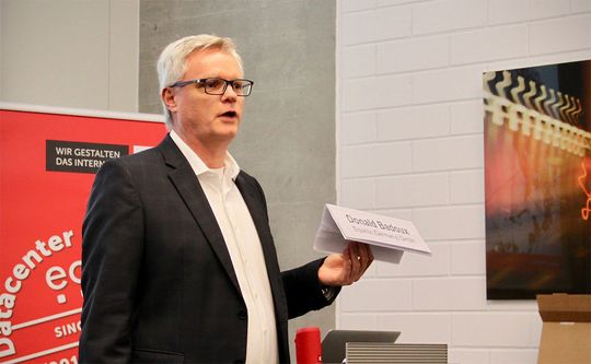 Donald Badoux sieht den Mehrwert, den Equinix bieten kann in der Rolle als Data Hub, aber vor allem als Cloud Exchange, da hier mehrere Cloud-Provider zuhause sind, und als Performance Hub mit einer größtmöglichen Anzahl an schnellen Interconnectivity-Möglichkeiten. Donald Badoux sieht den Mehrwert, den Equinix bieten kann in der Rolle als Data Hub, aber vor allem als Cloud Exchange, da hier mehrere Cloud-Provider zuhause sind, und als Performance Hub mit einer größtmöglichen Anzahl an schnellen Interconnectivity-Möglichkeiten.