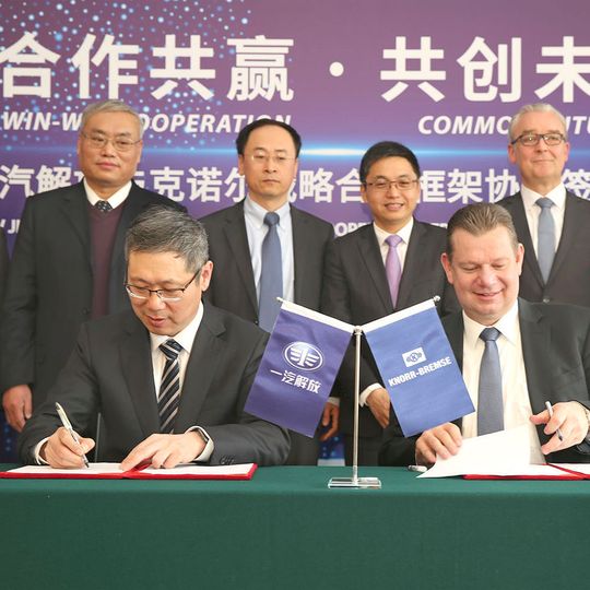 Dr. Peter Laier, Mitglied des Vorstands der Knorr-Bremse AG Hu Hanjie, Präsident von FAW Jiefang unterzeichnen das Rahmenabkommen zur strategischen Zusammenarbeit. Dr. Peter Laier, Mitglied des Vorstands der Knorr-Bremse AG Hu Hanjie, Präsident von FAW Jiefang unterzeichnen das Rahmenabkommen zur strategischen Zusammenarbeit.
