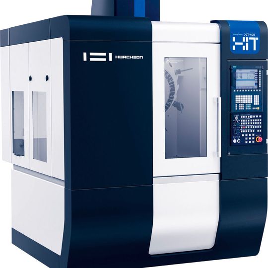 Das neue Bearbeitungszentrum HiT-400L von Hwacheon sorgt für schnelle Taktzeiten und eine besonders wirtschaftliche Bohr- und Fräsbearbeitung. Das neue Bearbeitungszentrum HiT-400L von Hwacheon sorgt für schnelle Taktzeiten und eine besonders wirtschaftliche Bohr- und Fräsbearbeitung.