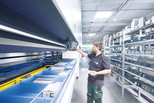 Über den intuitiv zu bedienenden 17,2-Zoll-Touchscreen-Monitor arbeiten die Kommissionierer weiterhin mit vertrauten SAP-Dialogen.