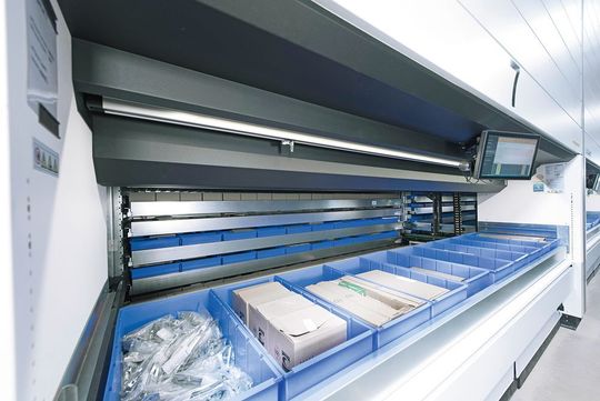 Die Tablare können im Raster von 25 mm eingelagert werden. Über diese Einstellung lassen sich geringstmögliche Einlagerungsabstände erzielen.