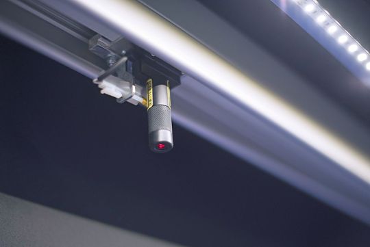 Das Laserpointer-System verhindert Greiffehler durch eine exakte Kennzeichnung der Entnahmeposition.