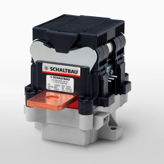 Das modulare Konzept der neuen DC-Schütze gestattet die Verwendung einer Löschkammer für 60 V, 1000 V oder 1500 V am gleichen Grundgerät. Das Bild zeigt das Gerät C310A 300 mit Löschkammer. Das modulare Konzept der neuen DC-Schütze gestattet die Verwendung einer Löschkammer für 60 V, 1000 V oder 1500 V am gleichen Grundgerät. Das Bild zeigt das Gerät C310A 300 mit Löschkammer.