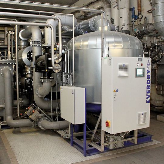 Durch den Einsatz des warmregenerierenden Adsorptionstrockners Everdry hat Meggle sein Druckluftsystem verbessert und spart so Energie. Durch den Einsatz des warmregenerierenden Adsorptionstrockners Everdry hat Meggle sein Druckluftsystem verbessert und spart so Energie.
