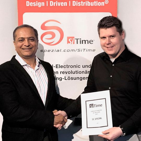 Freuen sich über die gewachsene Marktakzeptanz für MEMS-Timing (v.l.): SiTime CEO Rajesh Vashist und Marius Wüstefeld, Line Manager Timing bei SE Spezial-Electronic Freuen sich über die gewachsene Marktakzeptanz für MEMS-Timing (v.l.): SiTime CEO Rajesh Vashist und Marius Wüstefeld, Line Manager Timing bei SE Spezial-Electronic