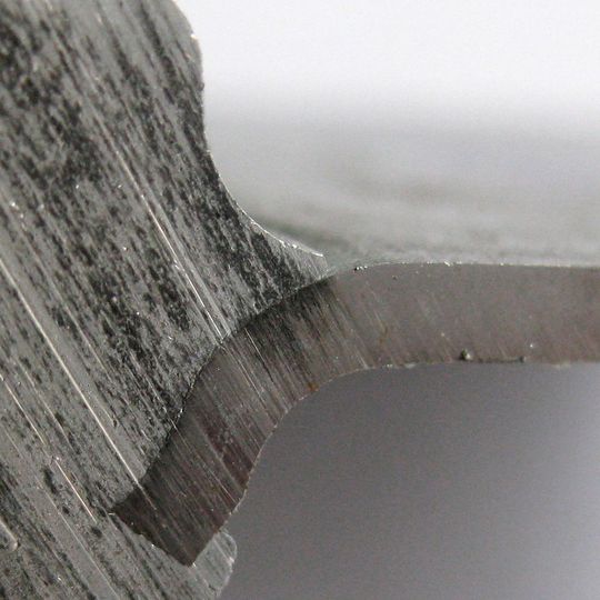 Bauteile wie Querlenker können zum großen Teil aus hochfestem Blech gefertigt werden, nur die Lagerstellen müssen massiv umgeformt werden. So lässt sich Gewicht einsparen. Bauteile wie Querlenker können zum großen Teil aus hochfestem Blech gefertigt werden, nur die Lagerstellen müssen massiv umgeformt werden. So lässt sich Gewicht einsparen.