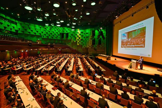 Die Präsentation von Forschung und Innovation auf dem gesamten Gebiet der kunststoffverarbeitenden Technologien hebt das IKV-Kolloquium von anderen Veranstaltungsformaten ab. Die Präsentation von Forschung und Innovation auf dem gesamten Gebiet der kunststoffverarbeitenden Technologien hebt das IKV-Kolloquium von anderen Veranstaltungsformaten ab.
